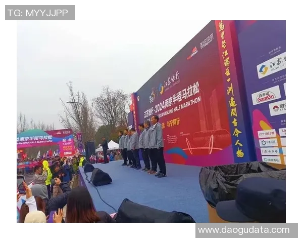 南京城市马拉松精彩回顾：滑板队展现实力与团队精神